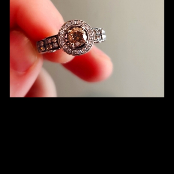 Womans ring - Picture 3 of 3
